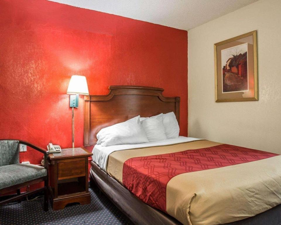 Econo Lodge Fort Jackson Columbia Exterior photo
