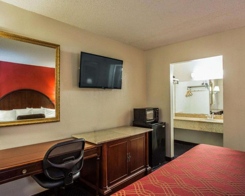 Econo Lodge Fort Jackson Columbia Exterior photo