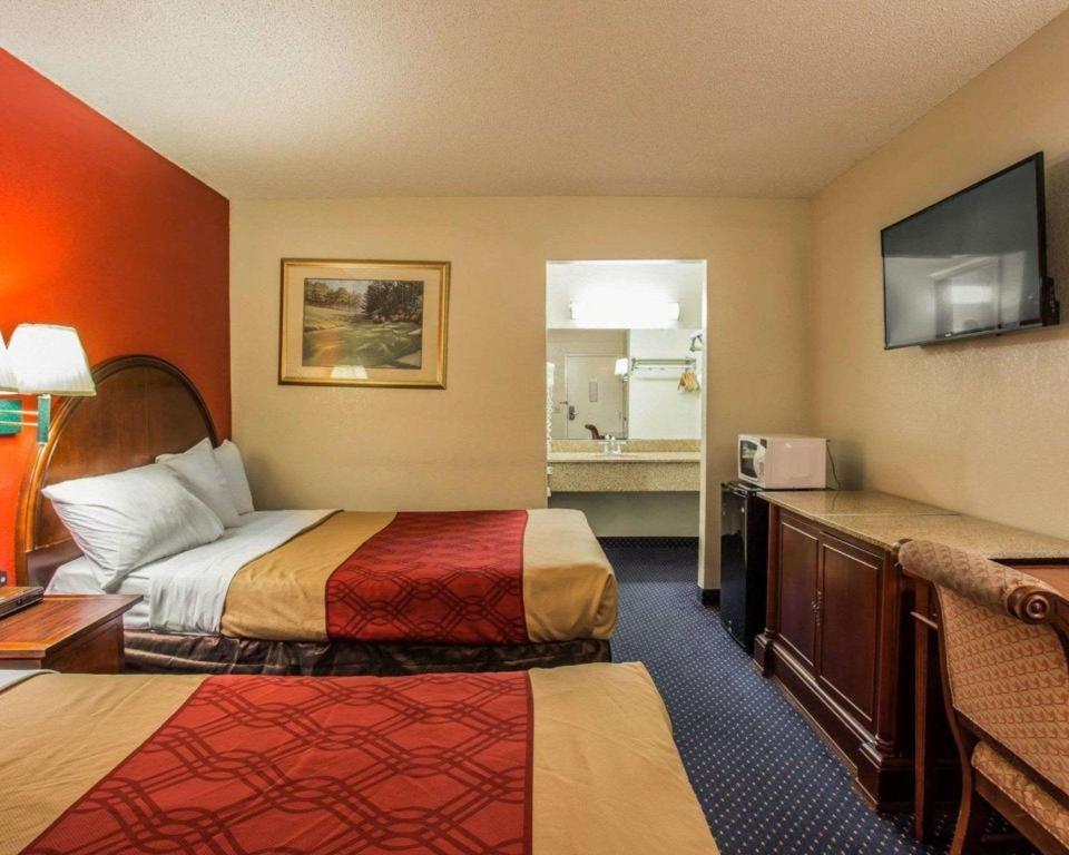 Econo Lodge Fort Jackson Columbia Exterior photo